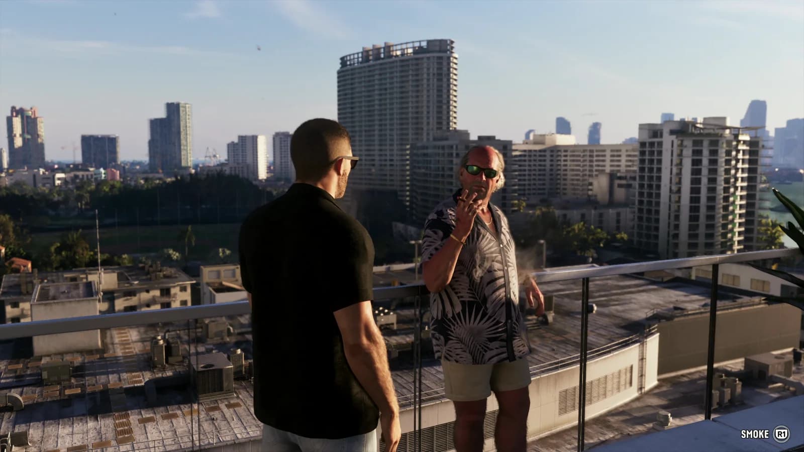 Due uomini conversano su una terrazza panoramica con vista sullo skyline della città al tramonto; uno dei due fuma un sigaro. In basso a destra compare il prompt di interazione 'SMOKE'.