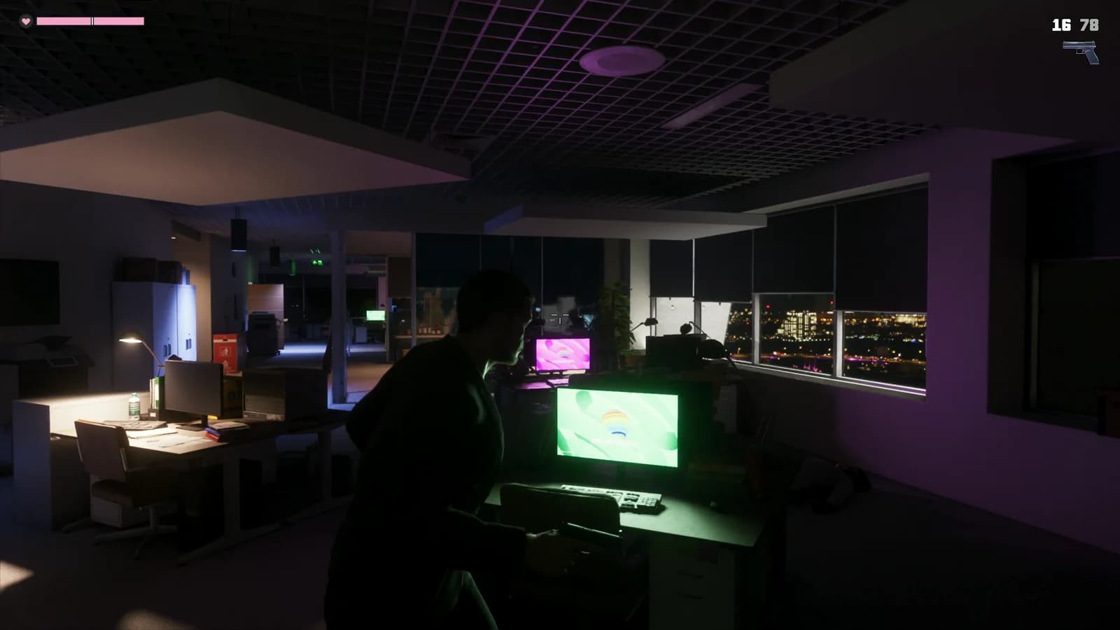 La sagoma di un uomo armato attraversa un ufficio open space illuminato da luci viola, con monitor accesi su schermate colorate e la città visibile dalle vetrate.