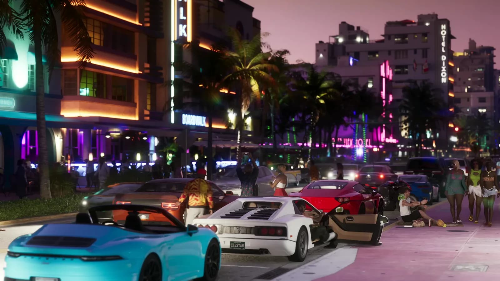 Strada notturna in stile Ocean Drive con insegne al neon 'Boardwalk' e 'Hotel Dixon'; sulla targa di un'auto bianca si legge 'LEONIDA' sopra 'CH33TAH'.