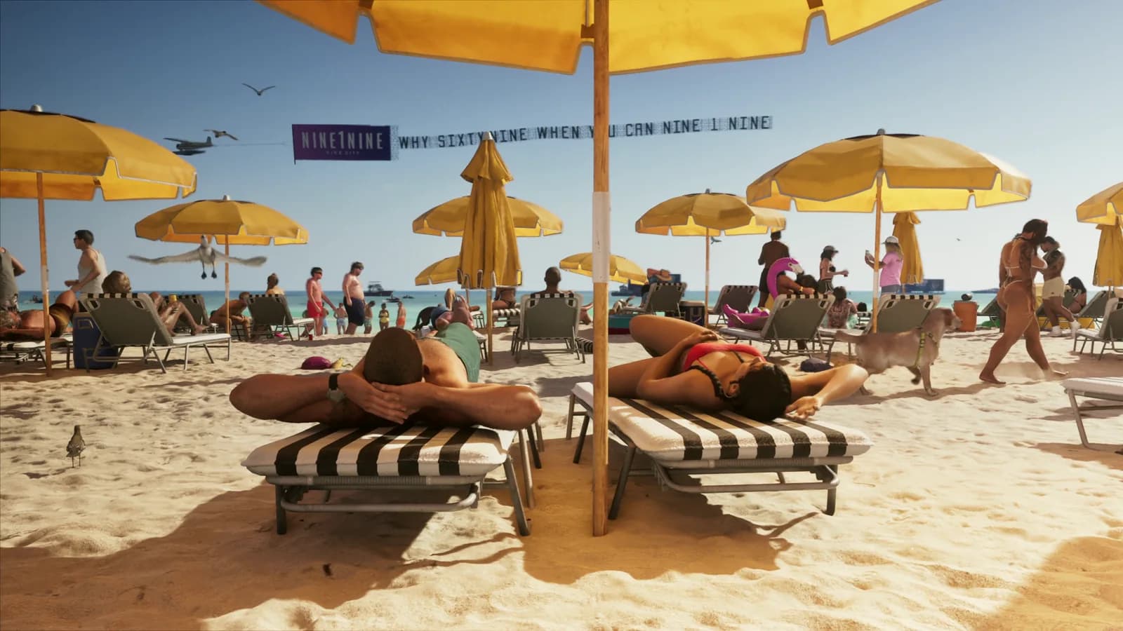 Due persone prendono il sole sotto ombrelloni gialli su una spiaggia affollata, mentre un aereo traina in cielo lo striscione pubblicitario Nine1Nine con lo slogan Why Sixty Nine When You Can Nine 1 Nine.