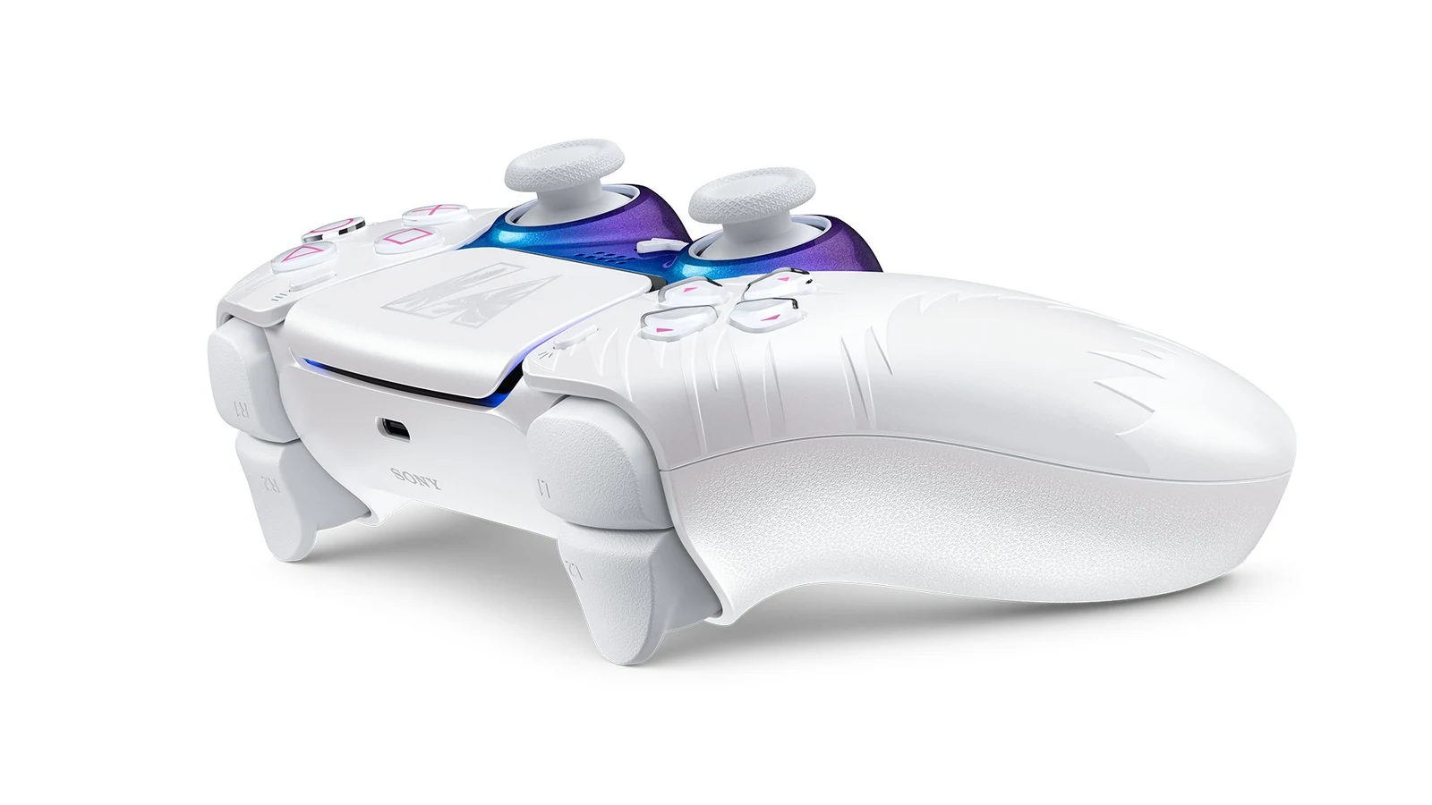 Dettaglio degli stick e delle impugnature del controller DualSense bianco di GTA VI.