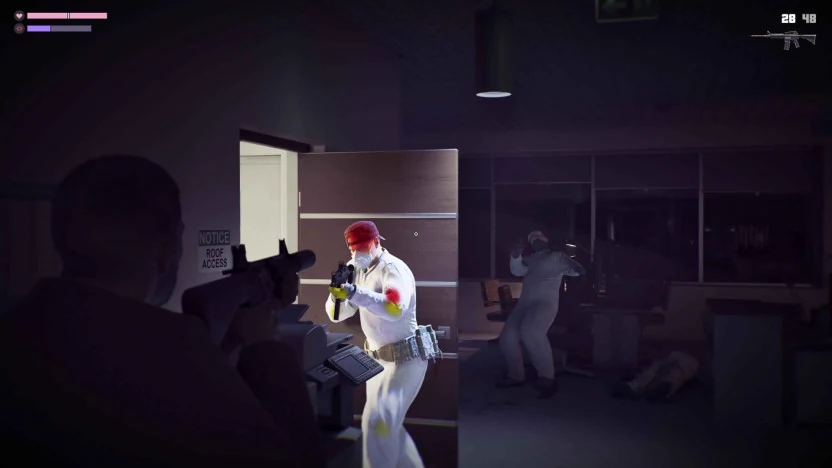 La mira di Jason evidenzia parti del corpo di un nemico con l’abilità Focus nel filmato ufficiale di GTA 6.