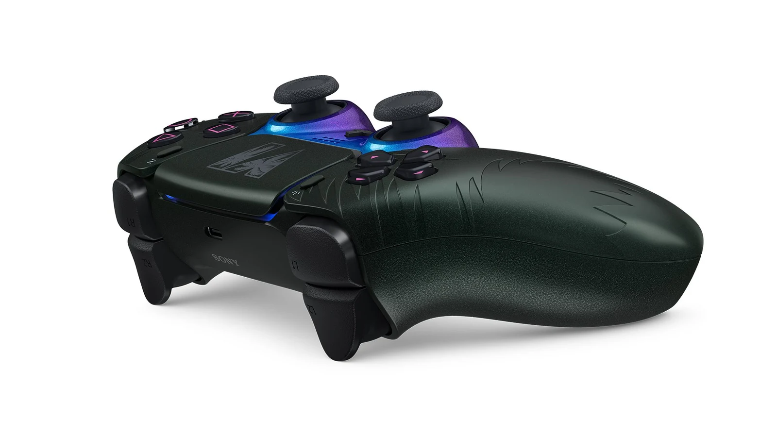 Dettaglio degli stick e delle impugnature del controller DualSense nero di GTA VI.