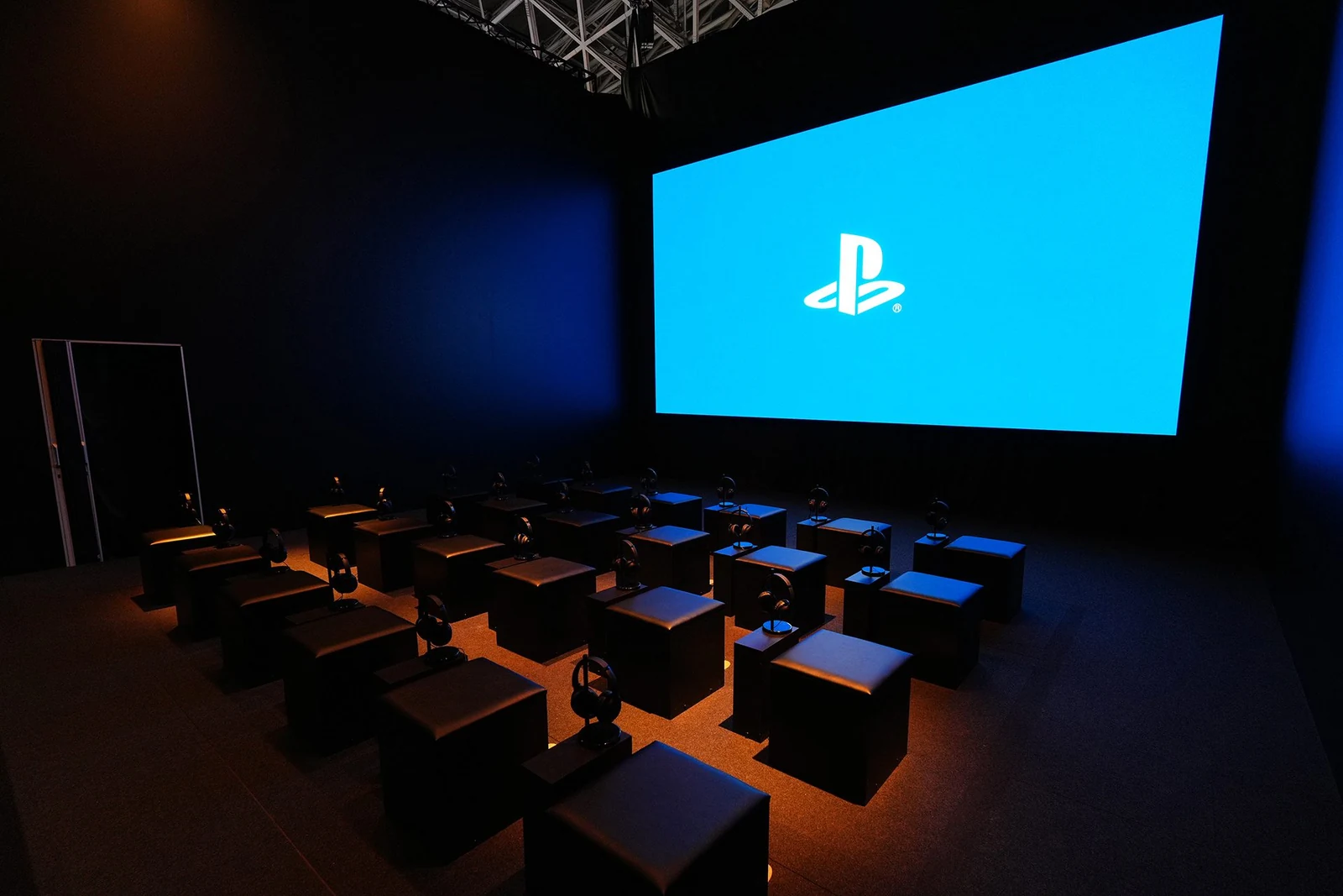 La sala del teatro GTA VI al Tokyo Game Show, con il logo PlayStation sul grande schermo.