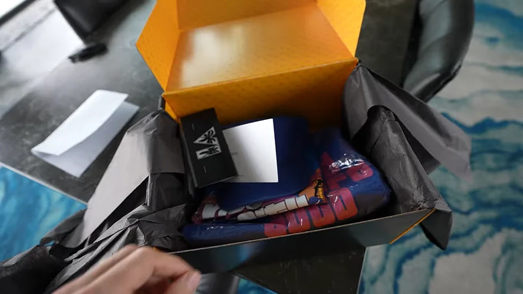 La scatola del pacco inviato da Rockstar a TmarTn, con la maglietta blu, il cappellino e gli accessori.