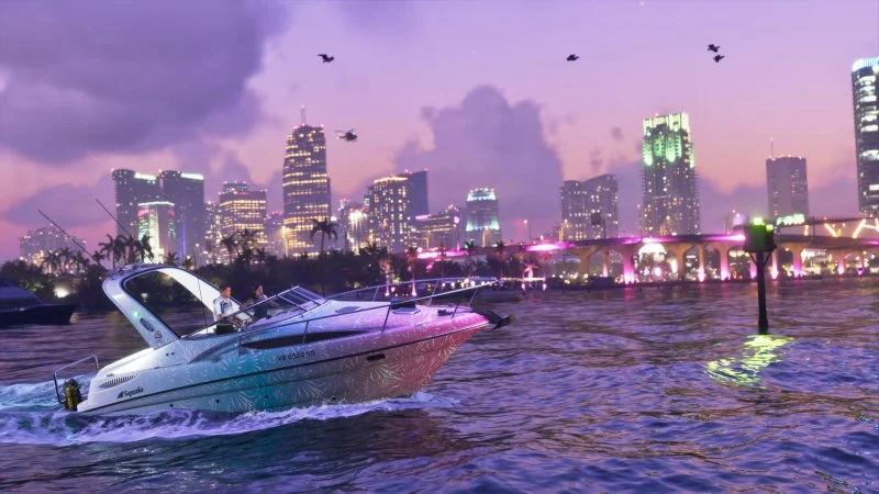 Un motoscafo davanti al profilo notturno di Vice City.