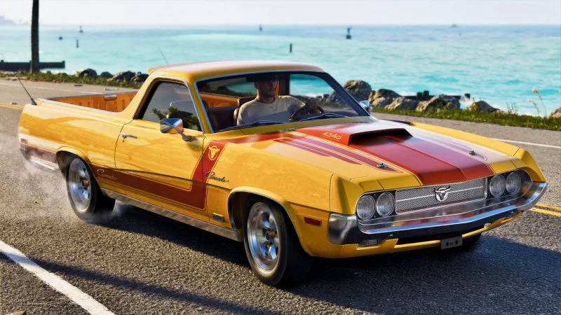 Un pickup giallo sul lungomare.
