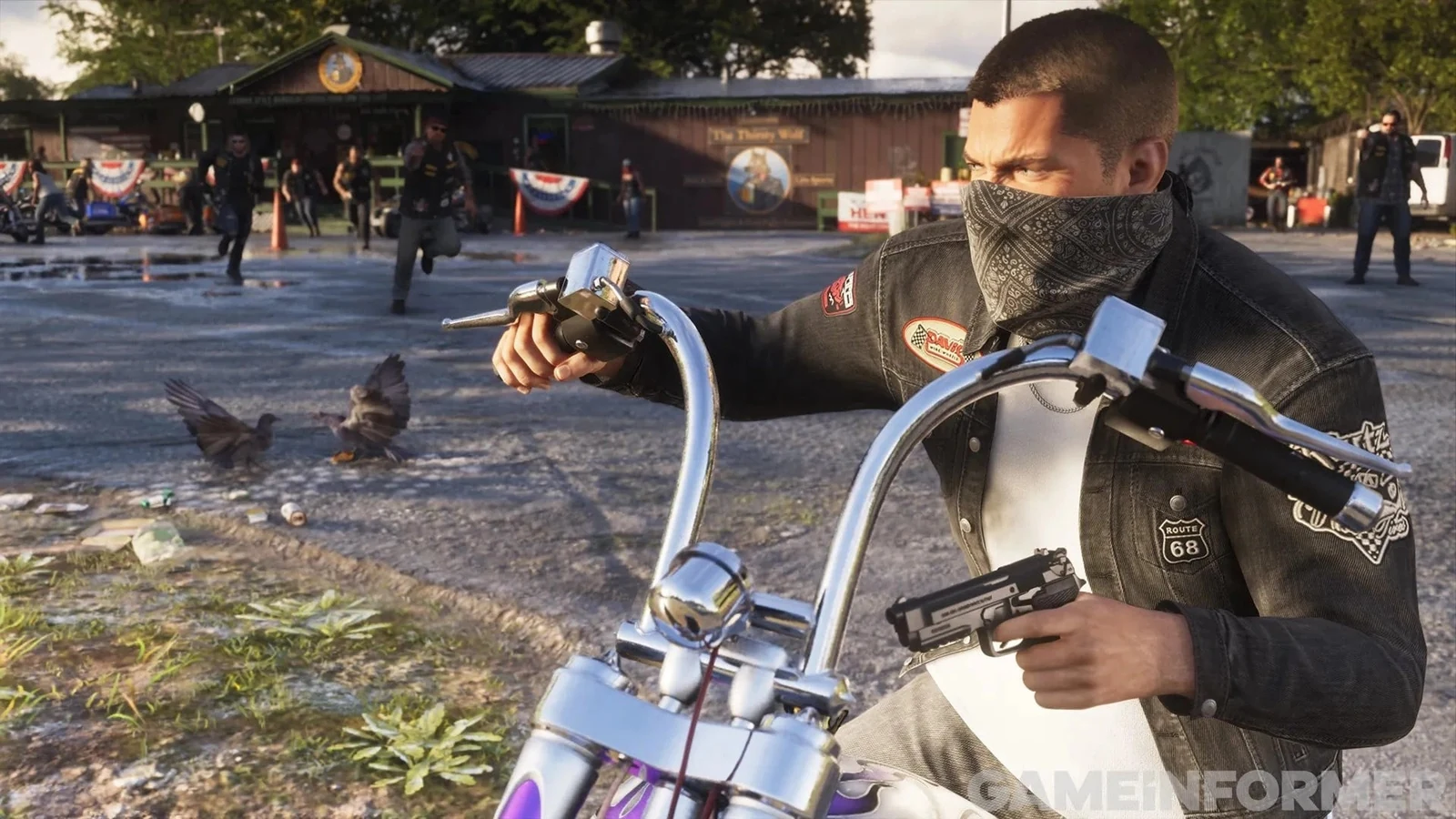 Jason su una moto, con il volto coperto e una pistola in mano.