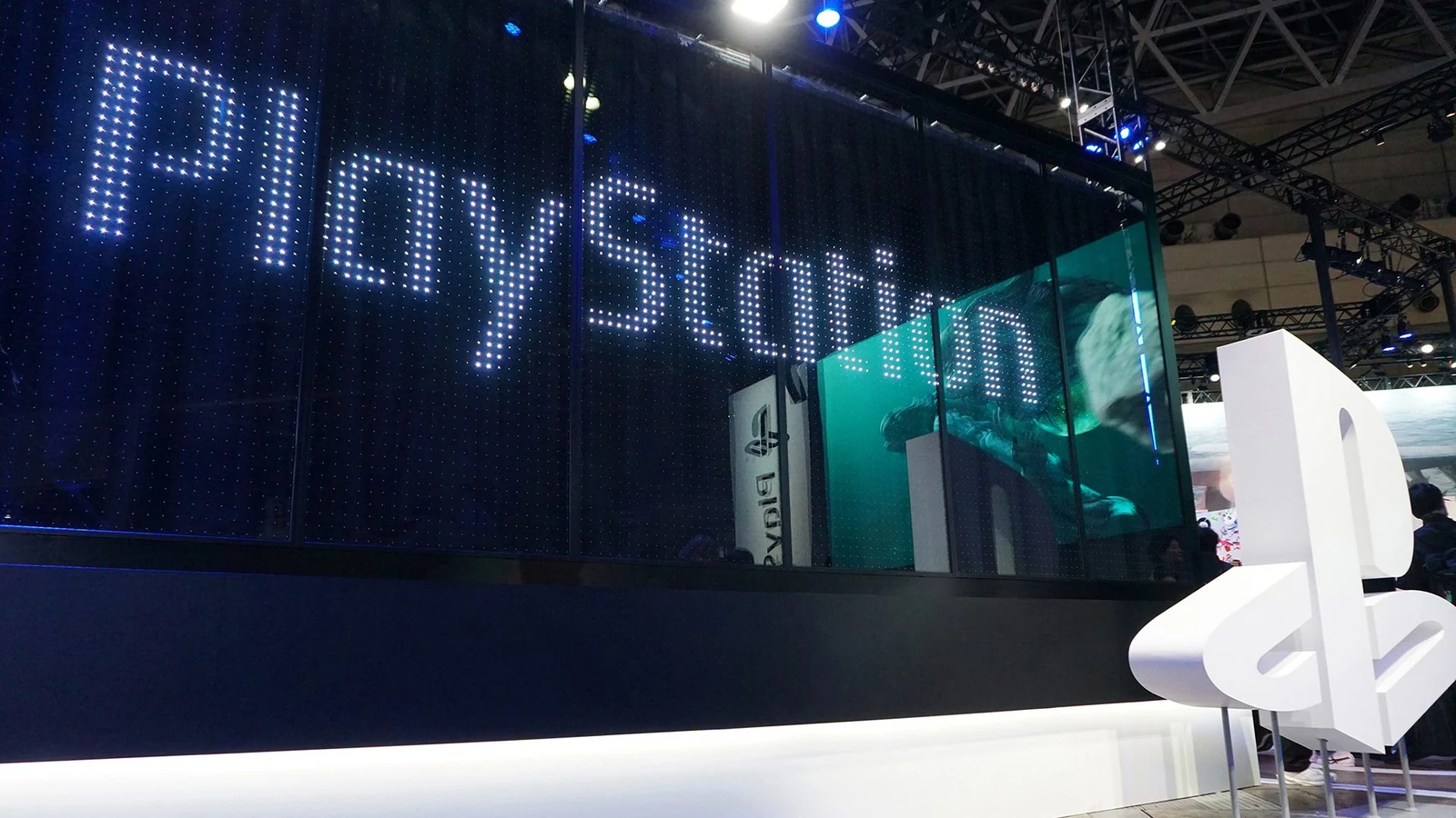 Parete luminosa e logo dello stand PlayStation al Tokyo Game Show 2026.