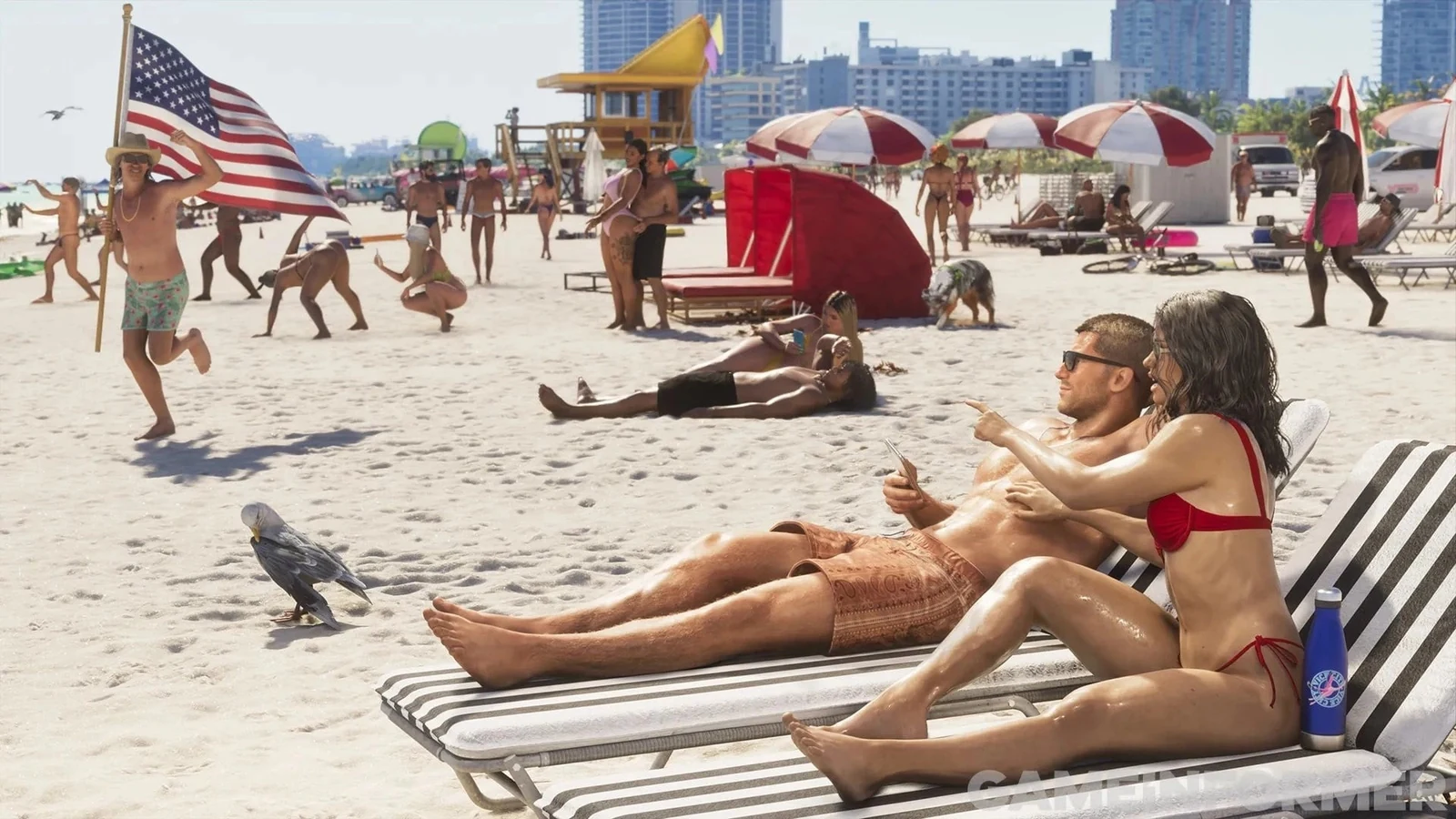 Jason e Lucia sulle sdraio in una spiaggia affollata.