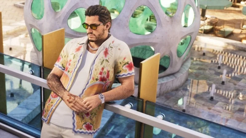 Jason con una camicia colorata sulla ruota panoramica.