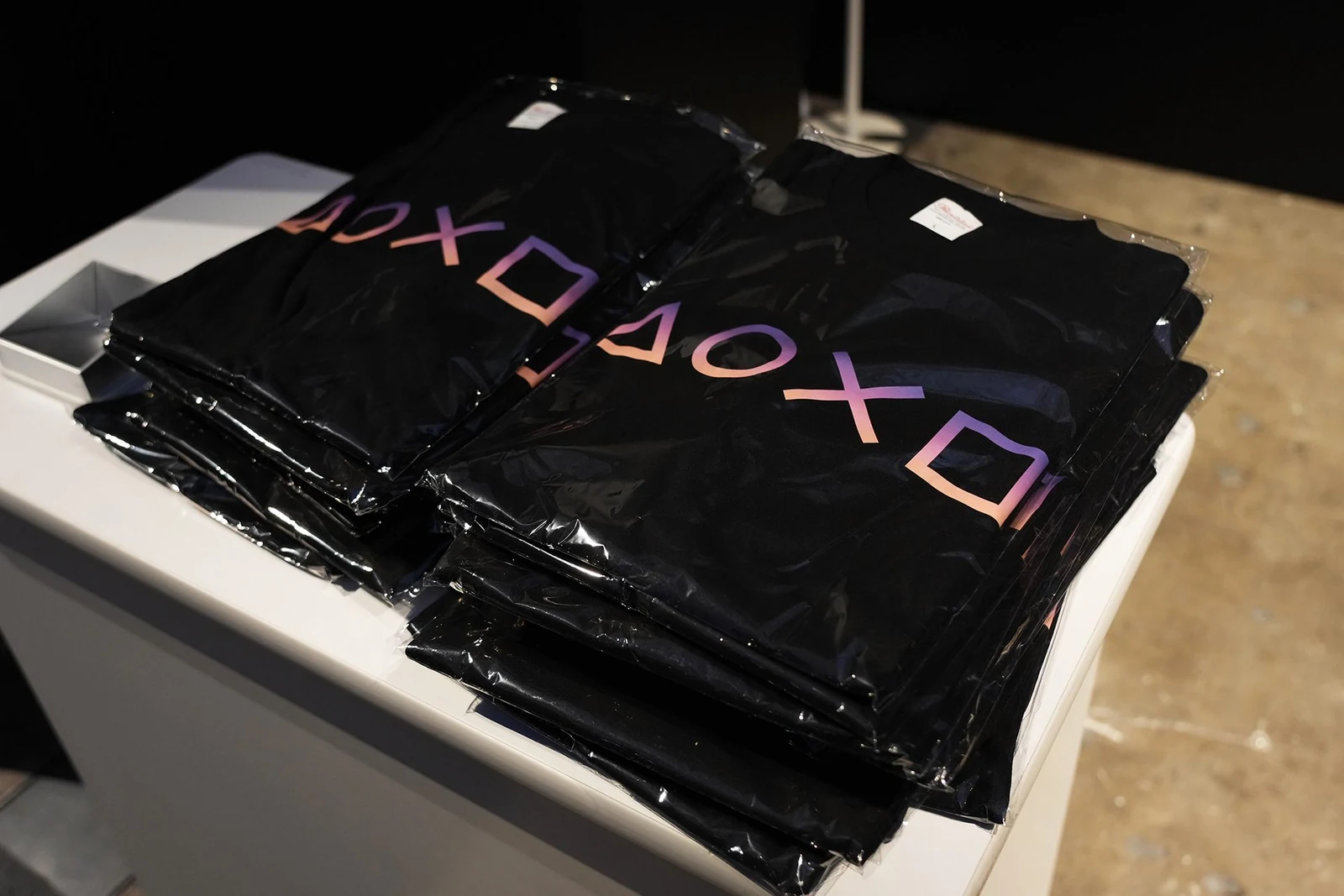 Le magliette nere con i simboli PlayStation, confezionate per i visitatori del teatro GTA VI.