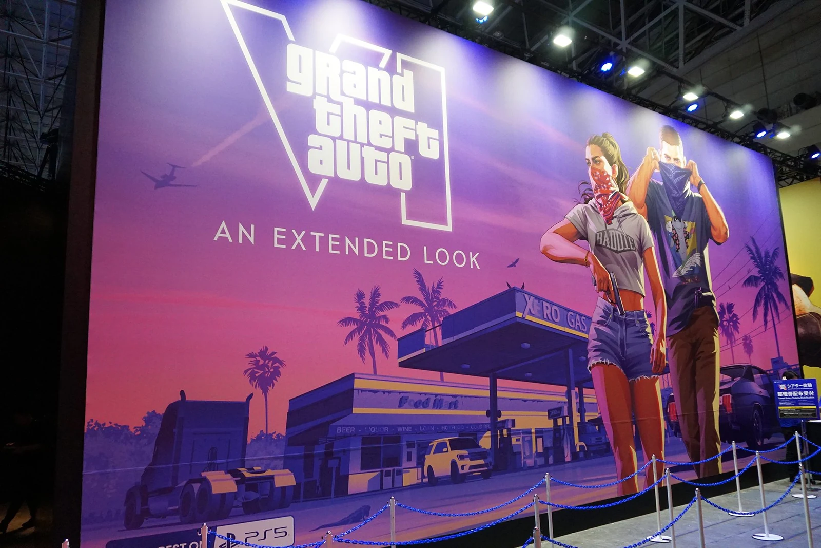 Il grande pannello esterno del teatro GTA VI: An Extended Look al Tokyo Game Show.